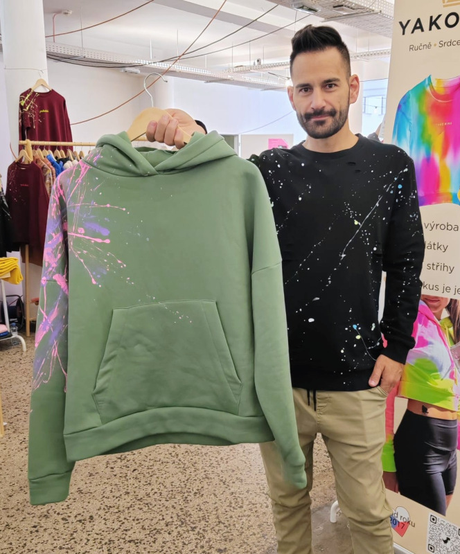 Dámská mikina s kapucí šalvějově zelená stříkaná 1